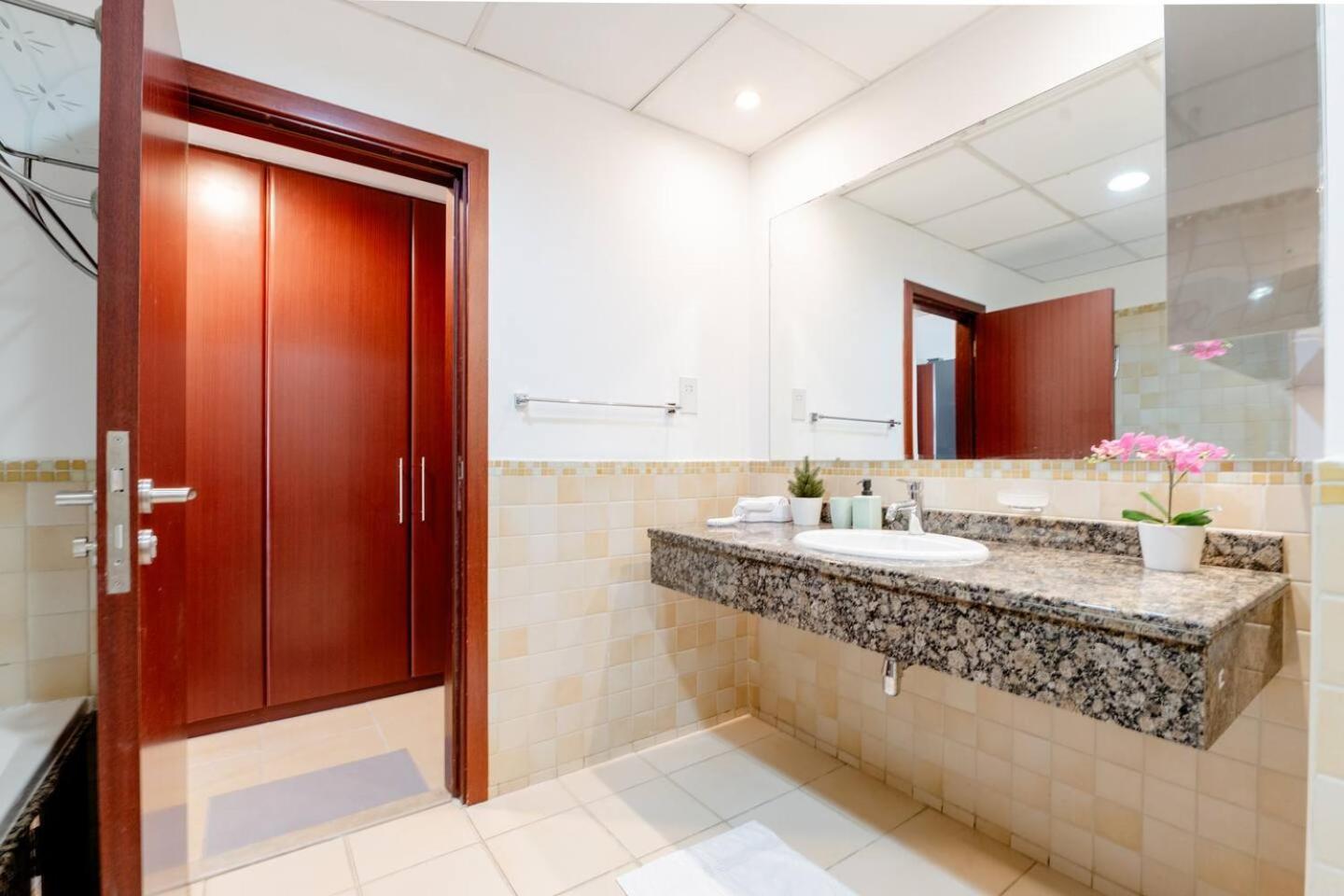 Moonlight Hostel Jbr - 2Min Walk To Jbr Beach - Gym - 2Min Metro Station - Poll Dubai Exterior photo